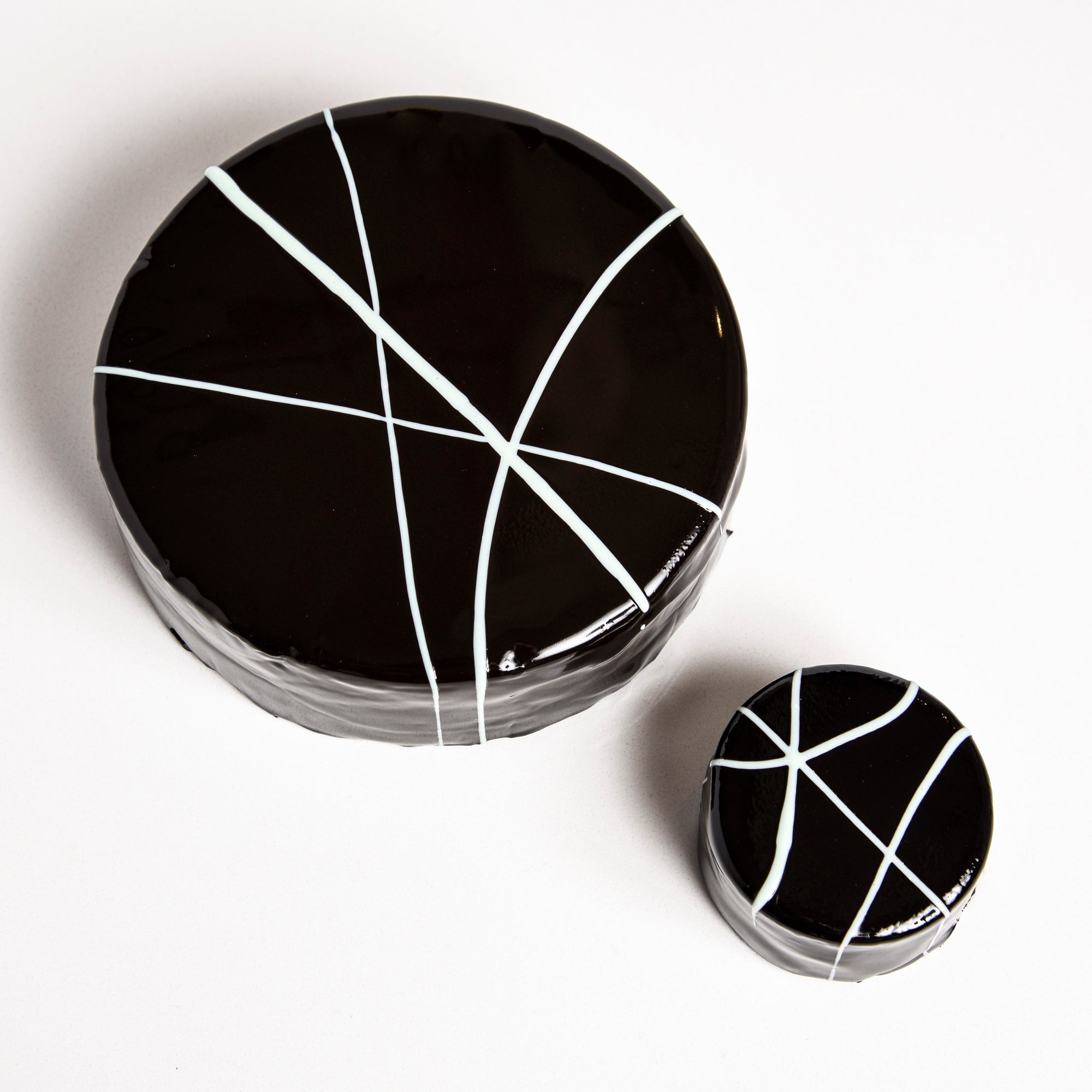 Two sizes of Le fournil bakery gâteau au chocolat