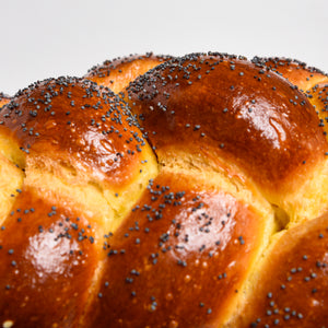 Close up of Le fournil challah with poppy seeds
